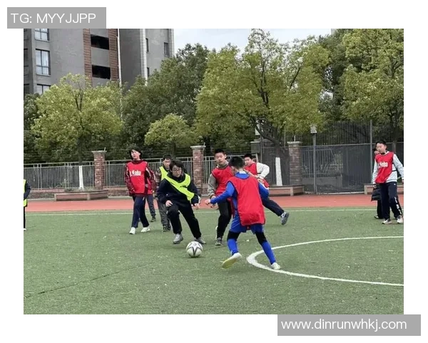 踢足球时的英姿与生活中的真实对比展现出怎样的反差与幽默